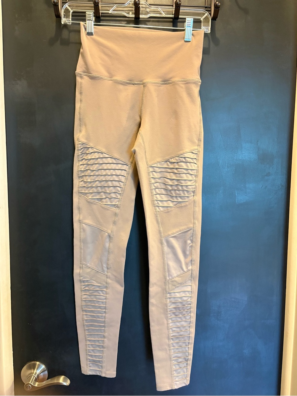 Alo Yoga High Waist Moto Leggings Womens Small Beige/Gravel Quilted Pin-Tuck